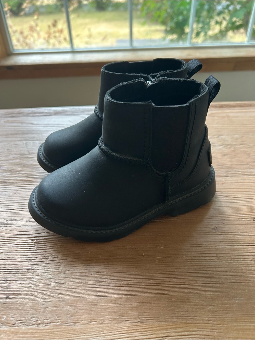 Toddler Perry Weather Uggs size 8